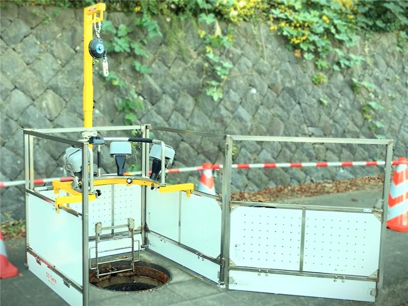マンホール工事の安全を守るオリジナル商品（SS-Gate）